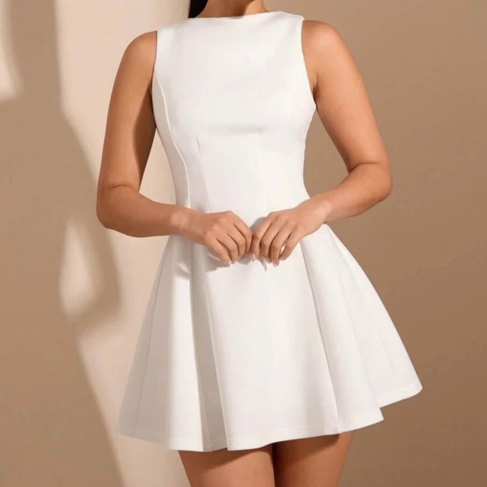 Elegant White Sleeveless Dress - Picture 1 of 2